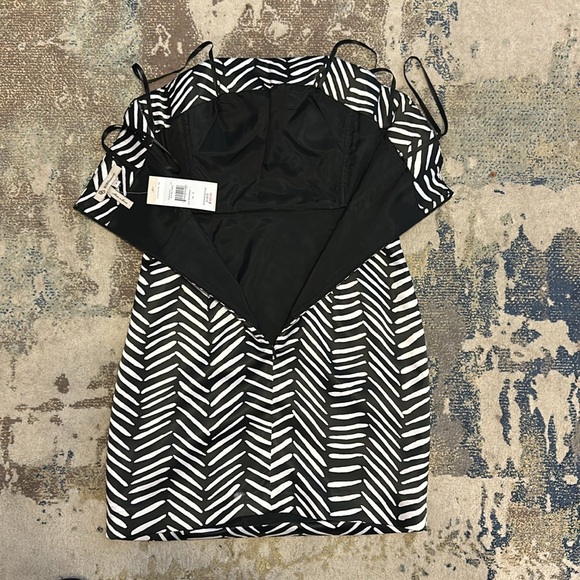 BCBG Rope Belt Strapless Black and White Dress. Size 4 - Picture 2 of 7